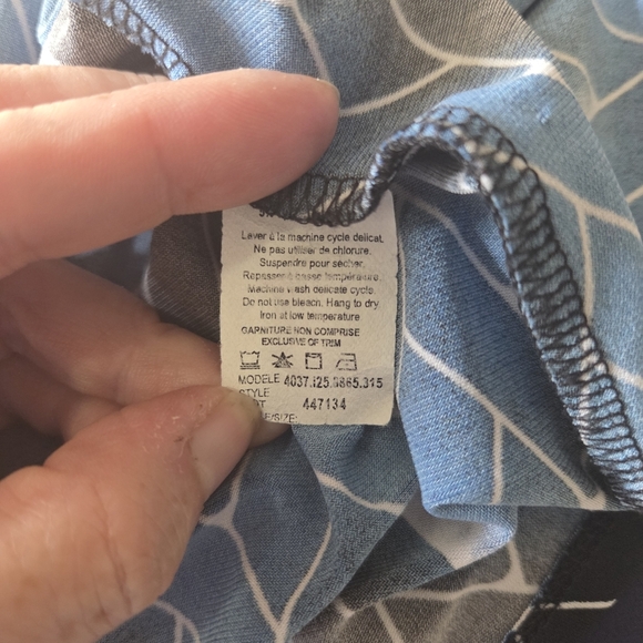 ⭐️Laura Blue Sleeveless Chevron Tank Top Size Med - Picture 4 of 5